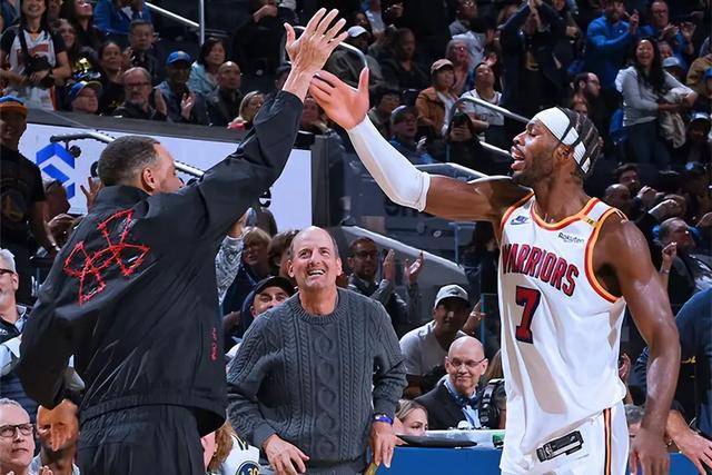 巴神时隔1701天重返意甲 球迷想要球衣巴神脱球裤